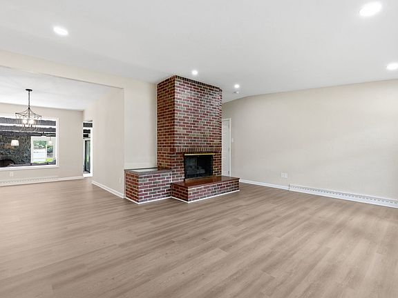 4th image of 9218 Oak Ct