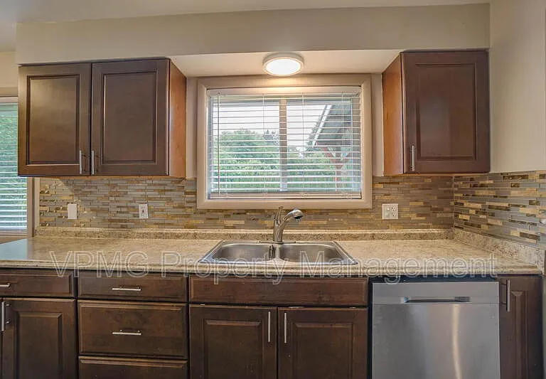 5404 NE 45th St — Photo 12