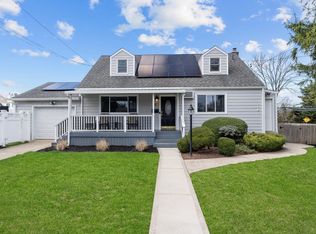 2 Lee Ave, Albertson, NY 11507