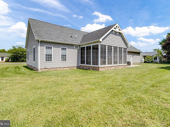 4th image of 18416 Linden Ln