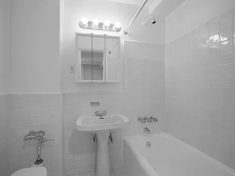 253 W 72nd St #1211 — Photo 4