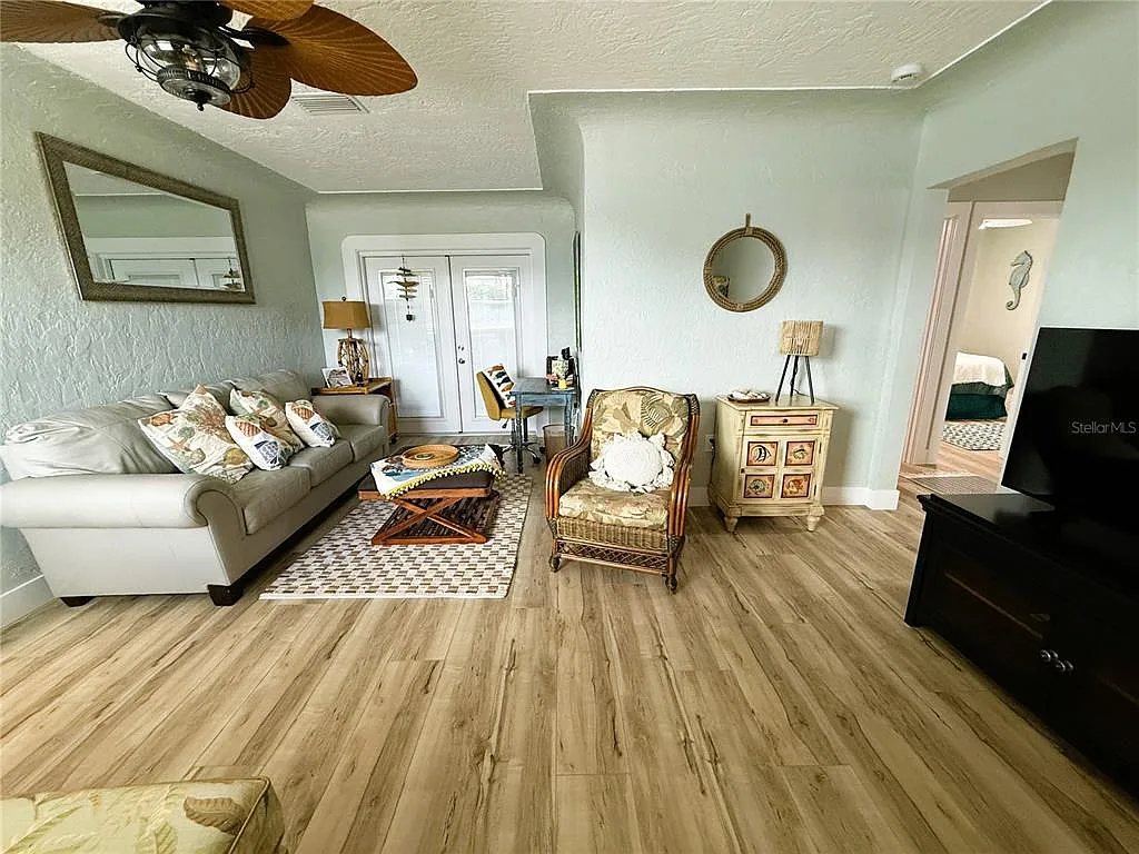 3 bed, 1.0 bath, 971 sqft, $2,500 — Photo 4