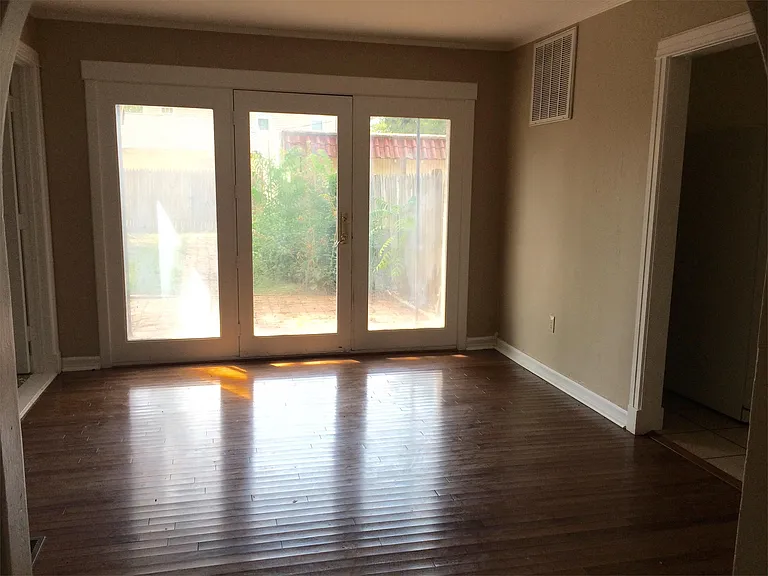 1202 S Travis St — Photo 4