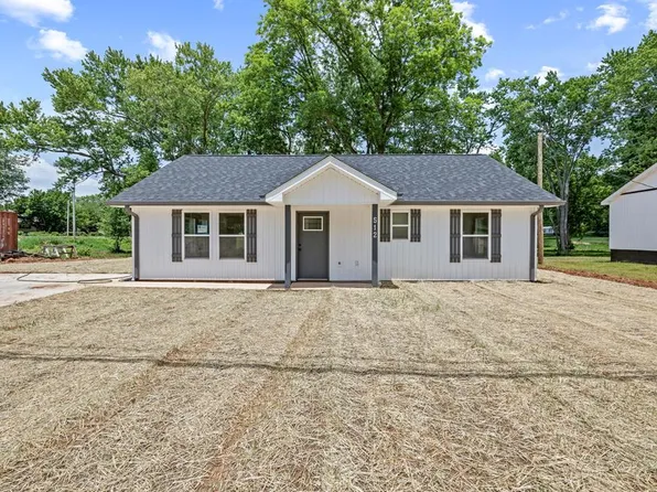 512 Doak St, Livingston, TN 38570