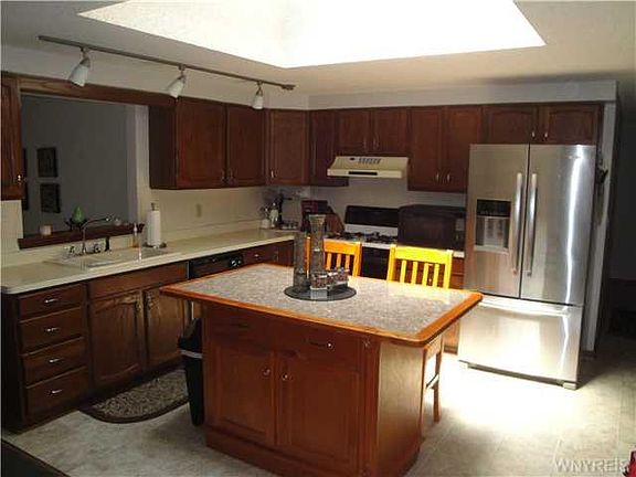 4th image of 1476 Fairfield Dr