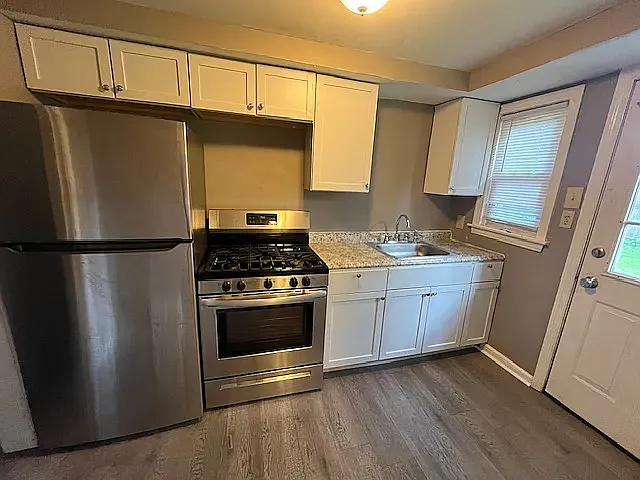 1126 Shadycrest Dr — Photo 3