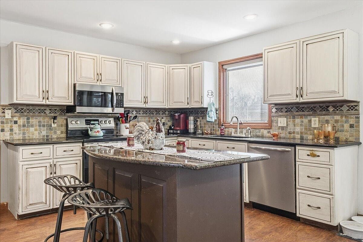 Listing photo 5 for 300 Wedgewood Ct