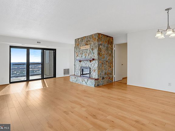 3rd image of 205 Yoakum Pkwy Unit 1519
