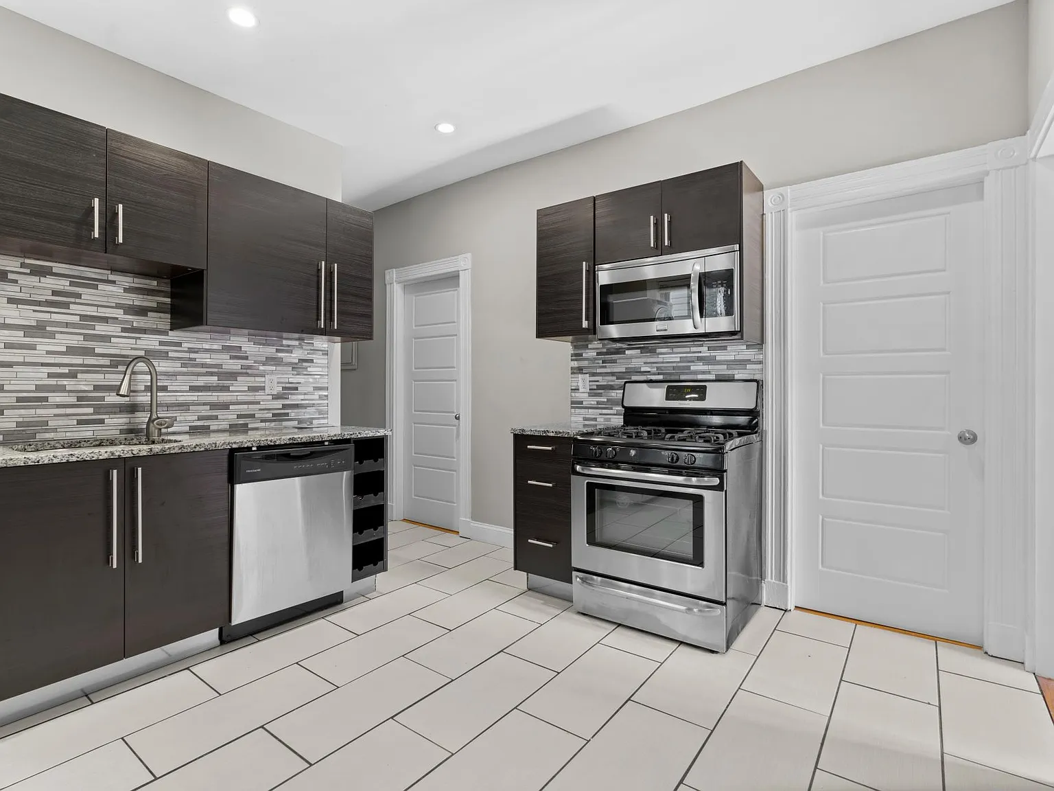 35 Harbor View St — Photo 2