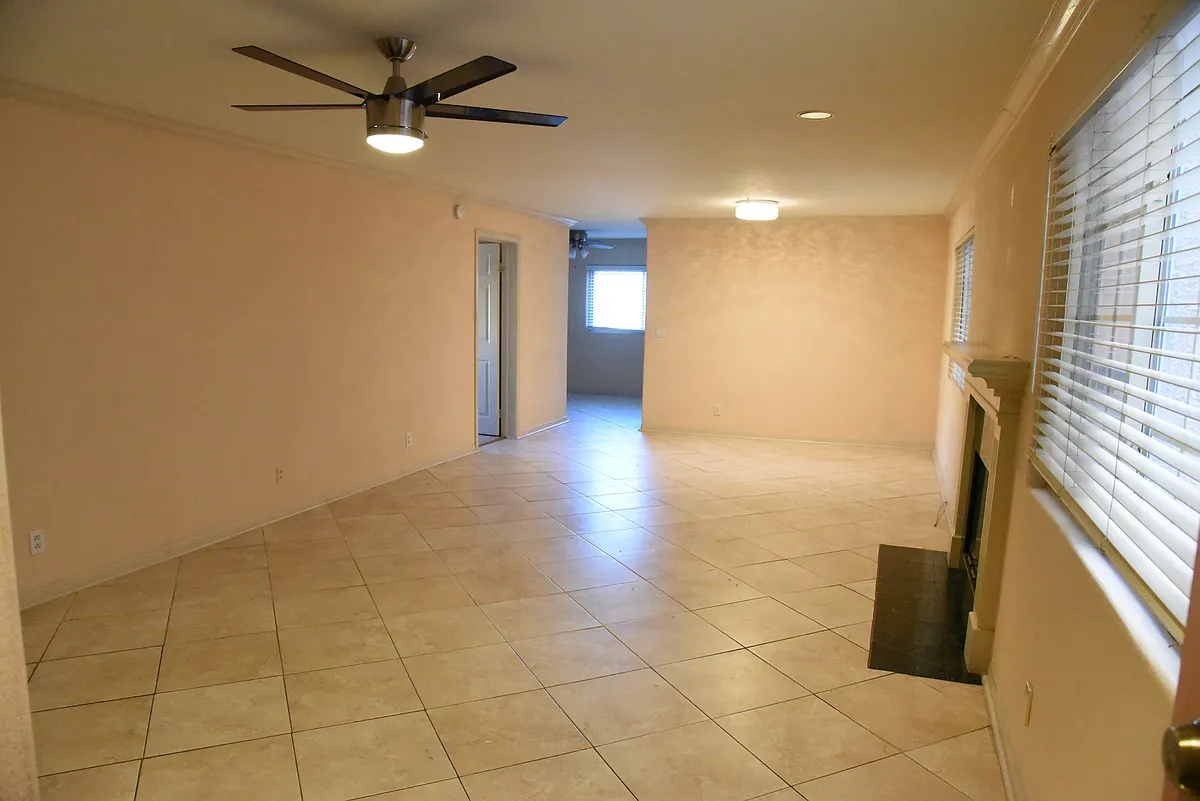 Building Photo - 1818 Greenfield Ave #102
