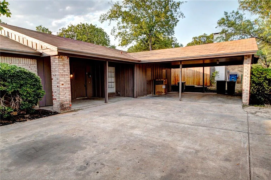 2 bed, 1.0 bath, 2166 sqft, $1,400 — Photo 1