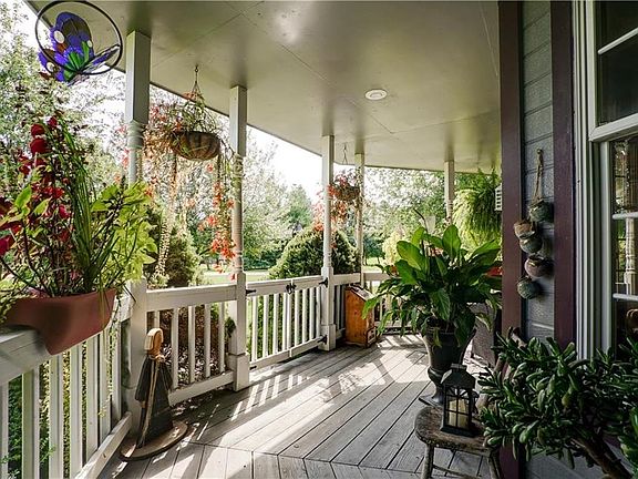 Come home to this.  The seller hasn't even gotten started on her fall decor.  Just wait till you see it.