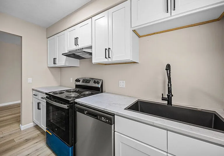 Holcomb Village Apartments — Photo 13