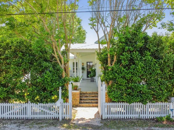 328 Easterbrook St, Bay Saint Louis, MS 39520