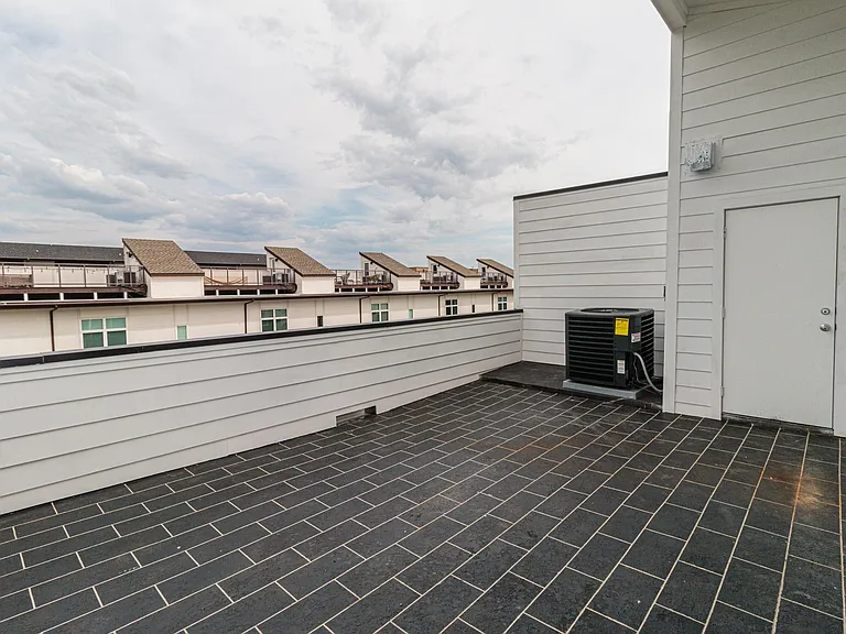 4210 Roseland Ave #104 — Photo 32