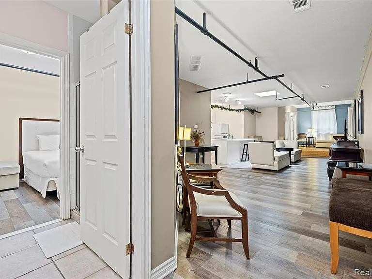 207 N Main St #B — Photo 6
