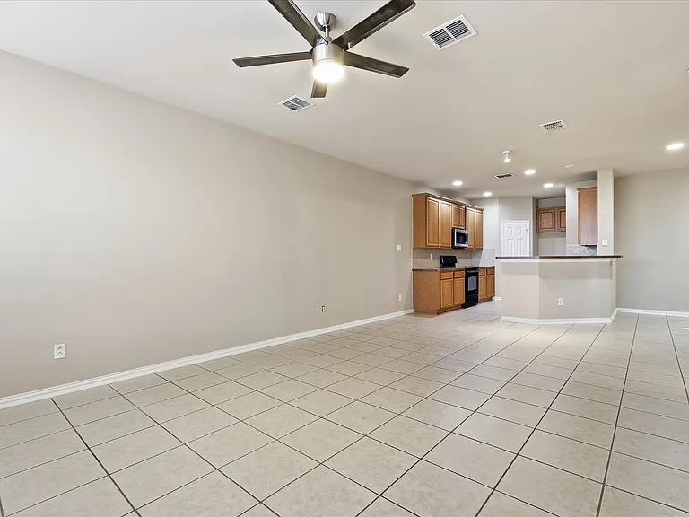1725 Brookview Dr — Photo 3