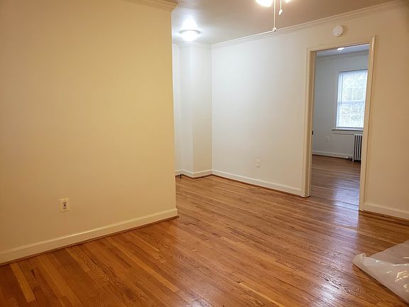 2nd image of 918 Green St APT 3