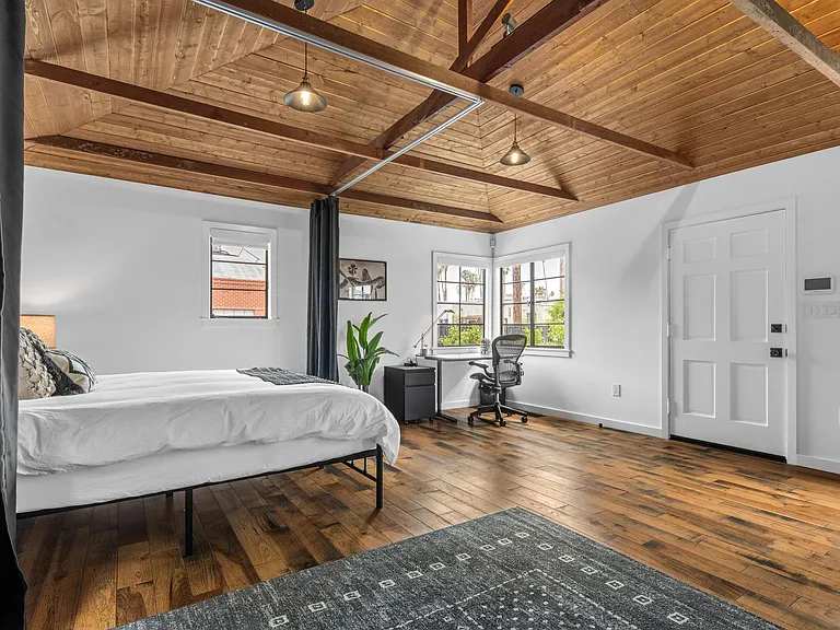 526 Victoria Ave — Photo 3
