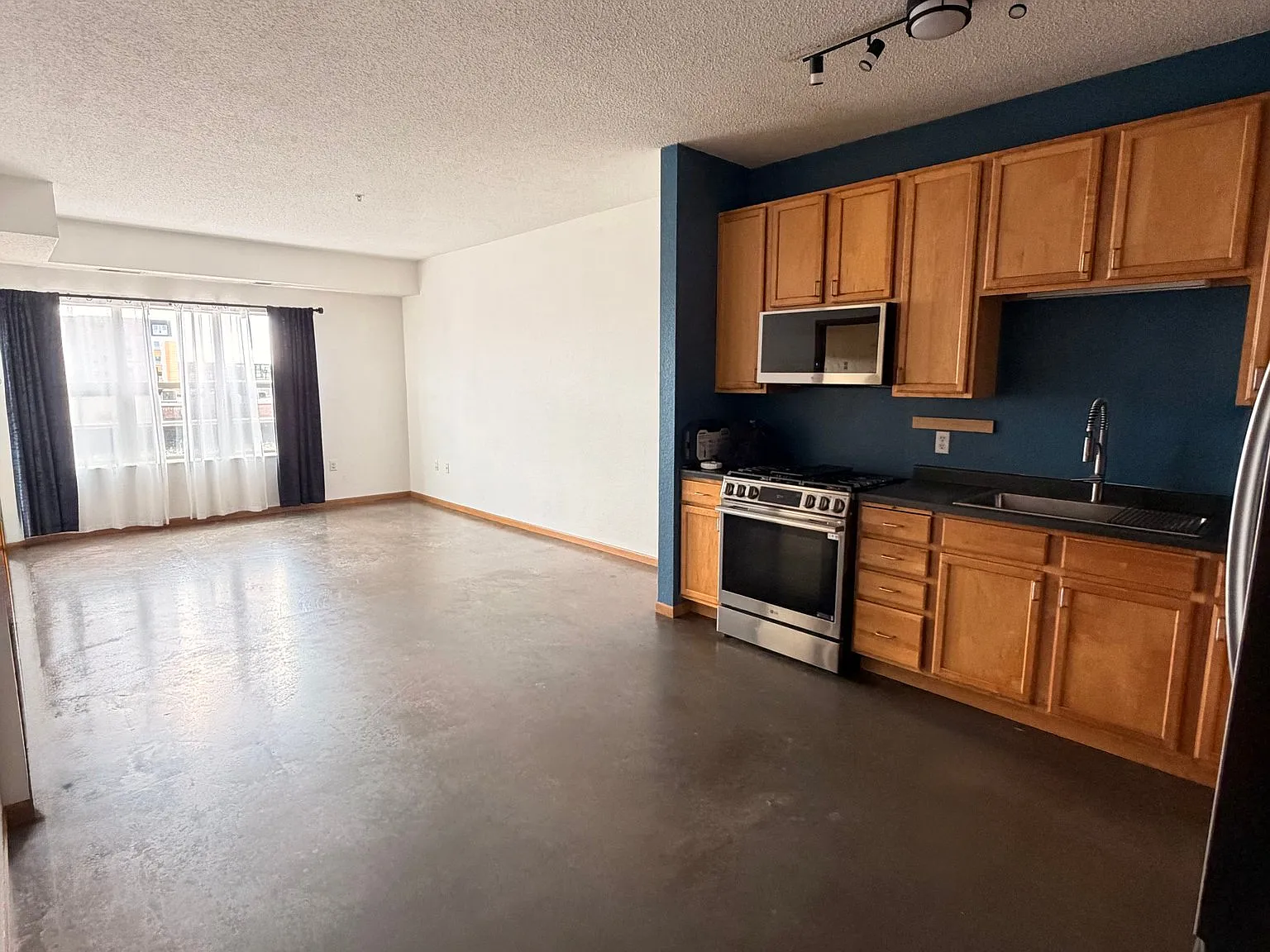 1BR + Den in quite, convenient, and secure condo building — Photo 1
