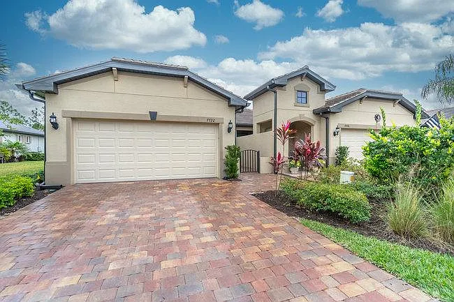 7722 Jacaranda Ln — Photo 1