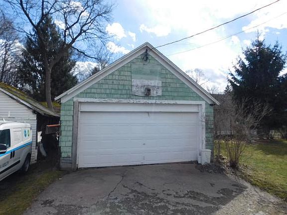 3rd image of 51 Evergreen St