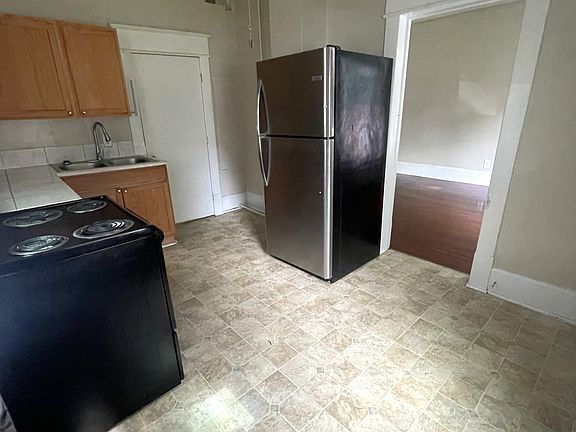 2nd image of 623 Elm Ave SW #A