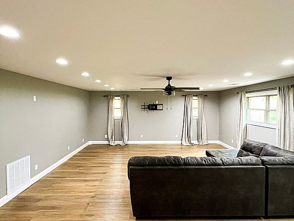 3rd image of 172 Coffee St