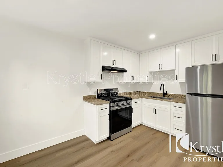 451 E L St — Photo 4