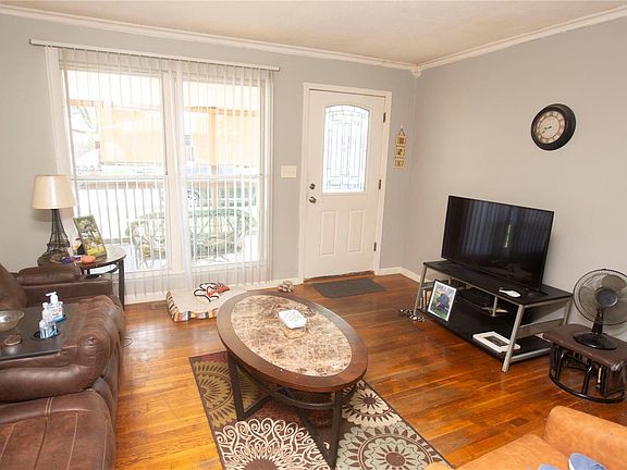 3rd image of 10 Fontainebleau Dr