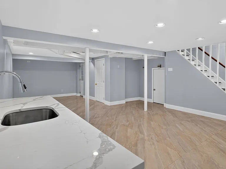 670 John St — Photo 11