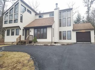 217 Ravenhill Rd, Tamiment, PA 18371