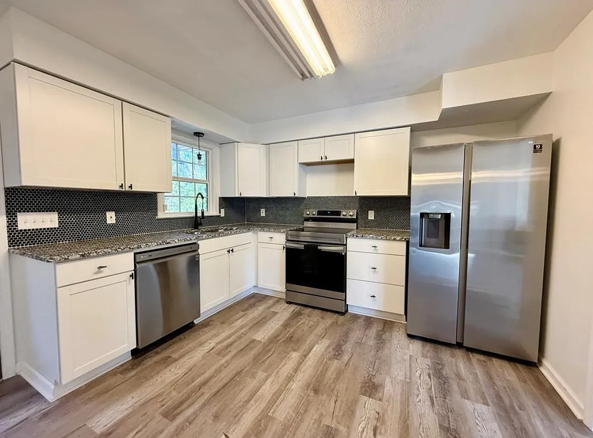 4235 Cheshire Bridge Rd — Photo 4