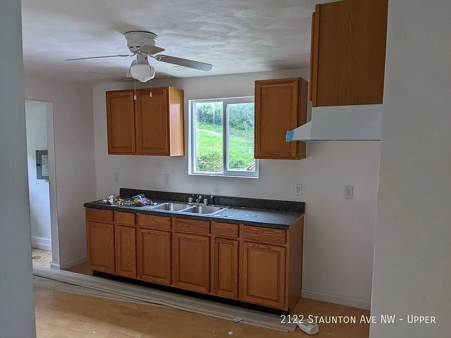 2 Bedroom Upstairs Apartment Ready For Viewing! — Photo 4