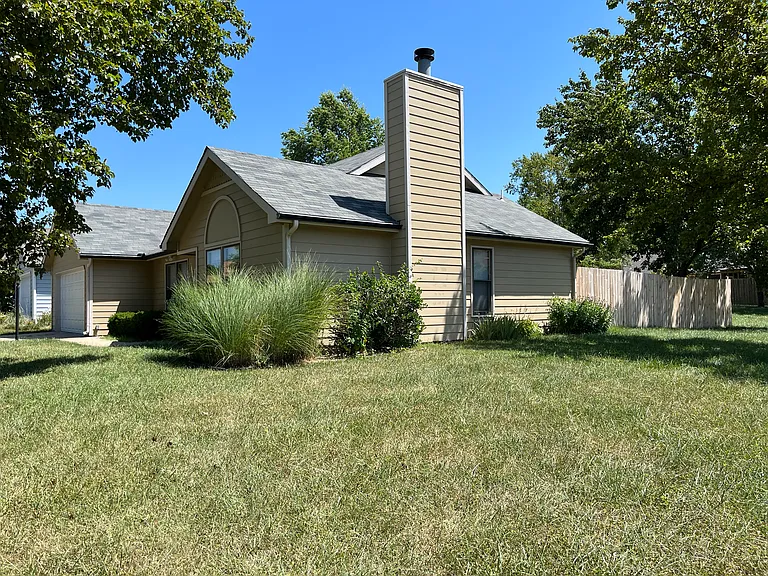 320 Eldridge Ln — Photo 2