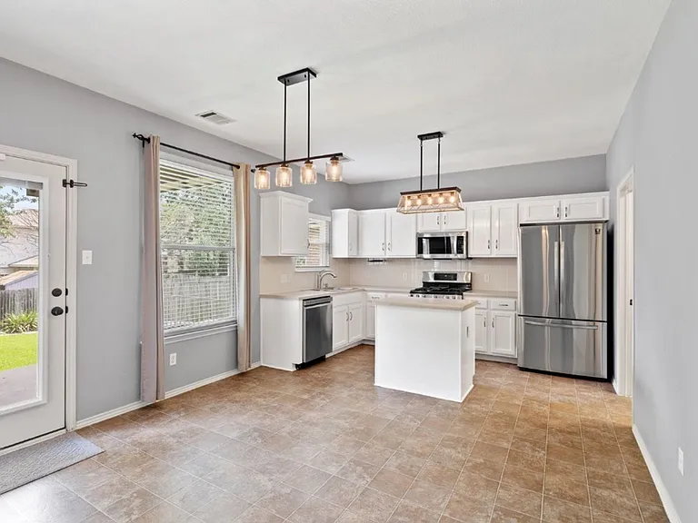 2704 Greenlee Dr — Photo 10
