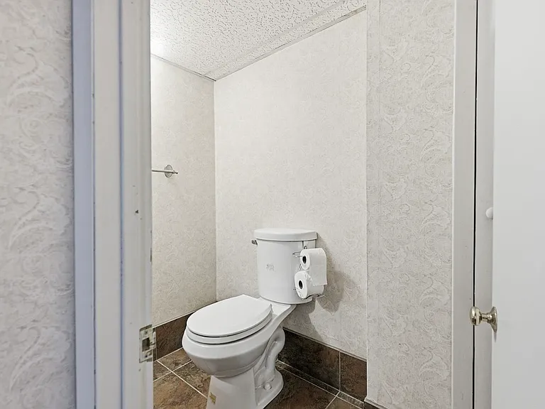 2840 Pine Grove Ave — Photo 37