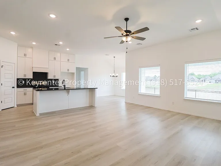 2908 S Redwood Ave — Photo 3