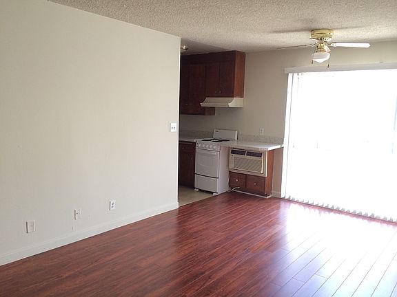 4th image of 530 Veteran Ave #7