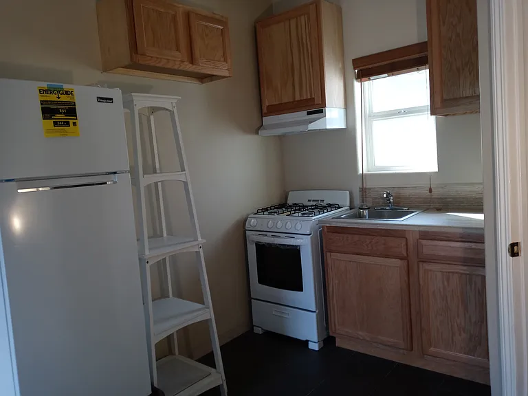 1921 1/2 Knoxville Ave #1921-1/2 — Photo 2