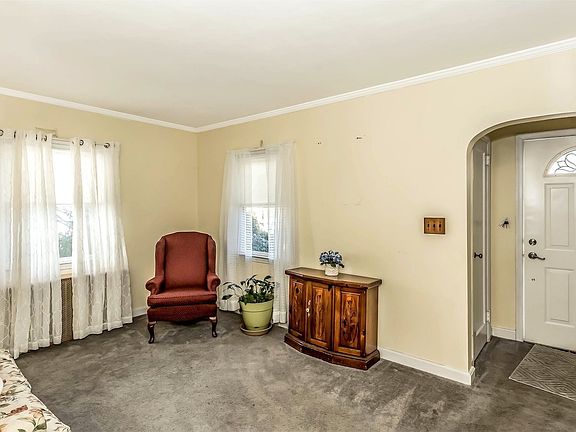 4th image of 553 Forest Ave