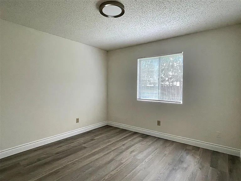 1729 Cricket Hollow Dr — Photo 14