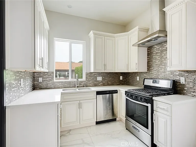 8806 Enfield Ave — Photo 6