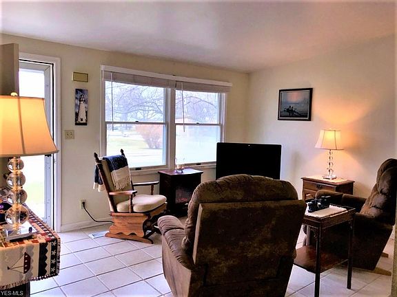 3rd image of 406 Center St #B
