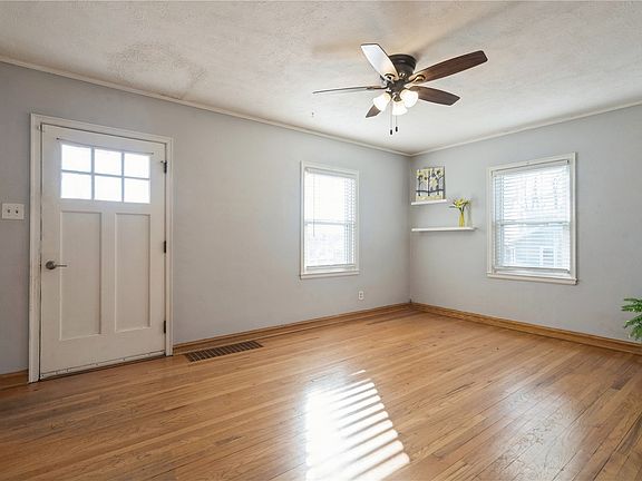 3rd image of 3800 Hart Ct NE