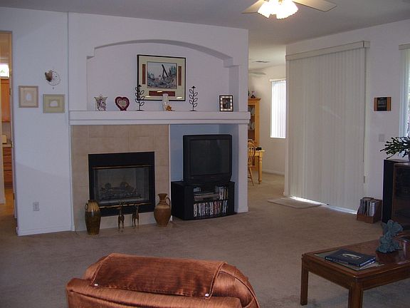 Great room w/ fireplace