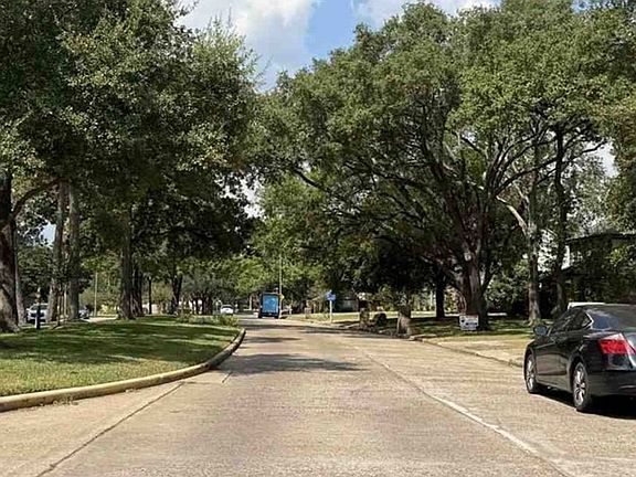 Exterior Neighborhood (street photo)