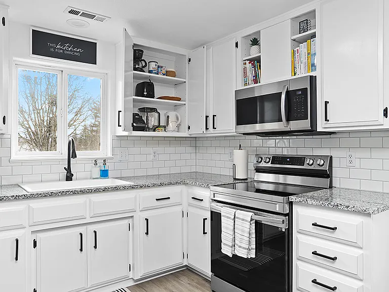 221 NE Steiger St #221 — Photo 8