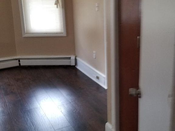 3rd image of 385 Hawthorne St Floor 1
