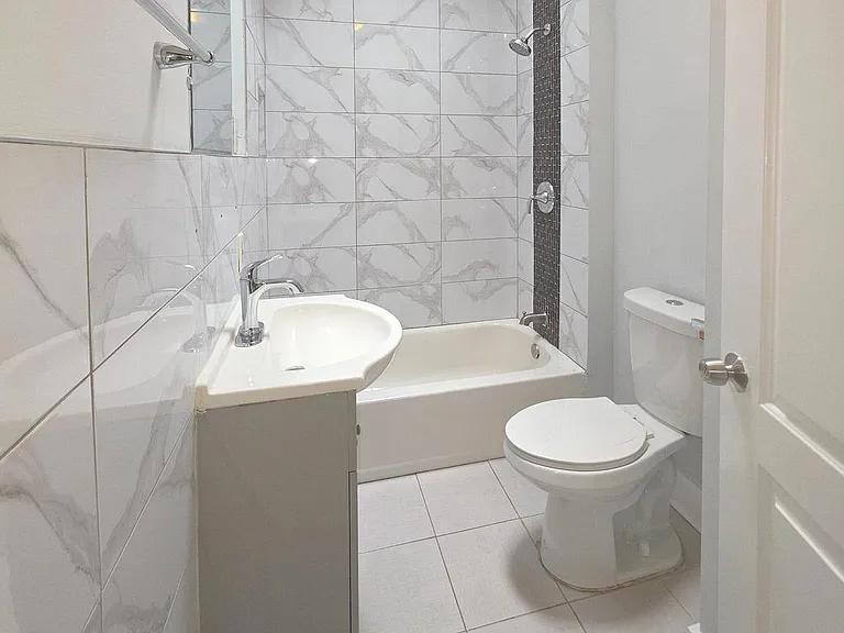 5515 Catharine St — Photo 9